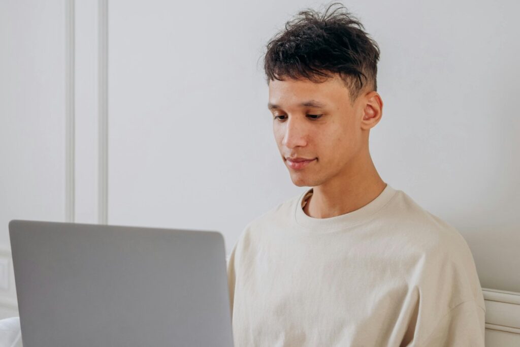 Un giovane al computer - prestiti.com