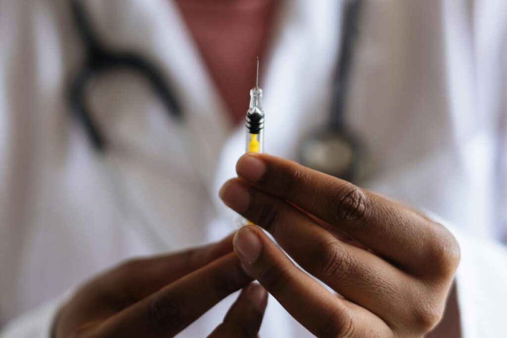 Medico con una siringa - prestiti.com