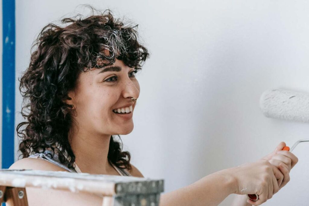 Ragazza che ristruttura casa - prestiti.com