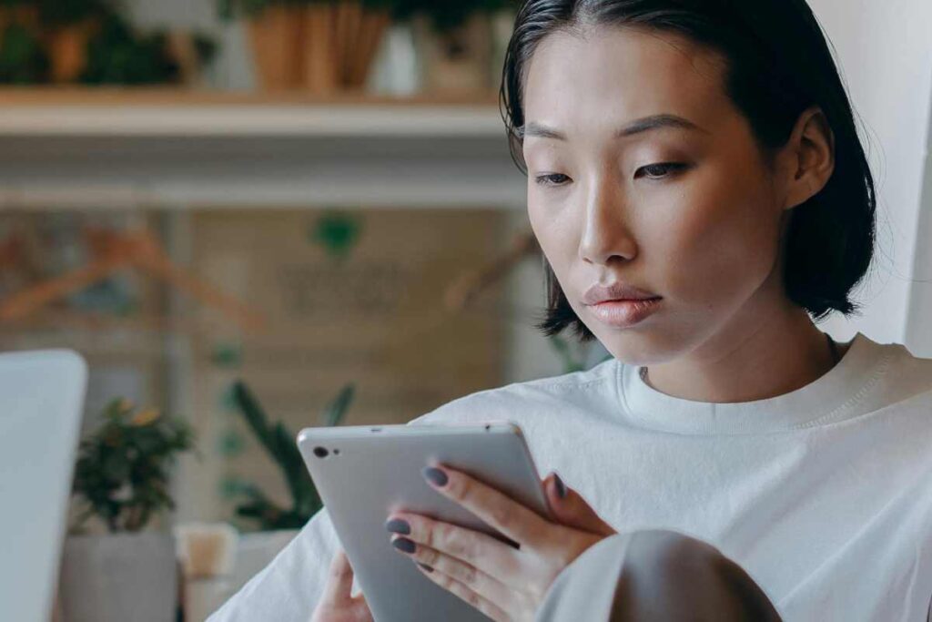 Ragazza che guarda un tablet - prestiti.com
