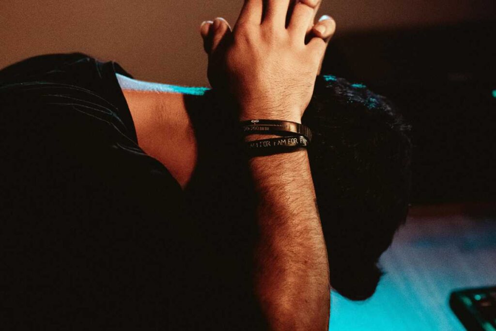 Ragazzo con le mani sulla testa - prestiti.com