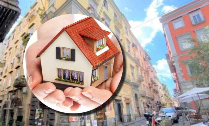 Una casetta e sullo sfondo uno scorcio di una città italiana