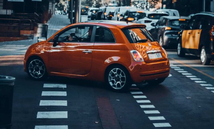 Un'auto che si immette su strada