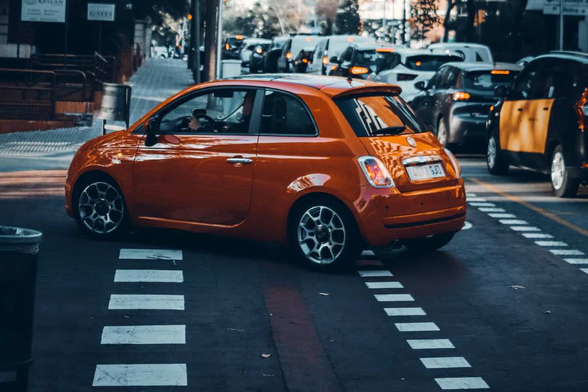 Un'auto che si immette su strada