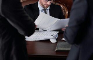 Un avvocato che studia delle carte