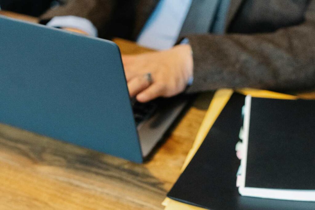 avvocato al computer - prestiti.com