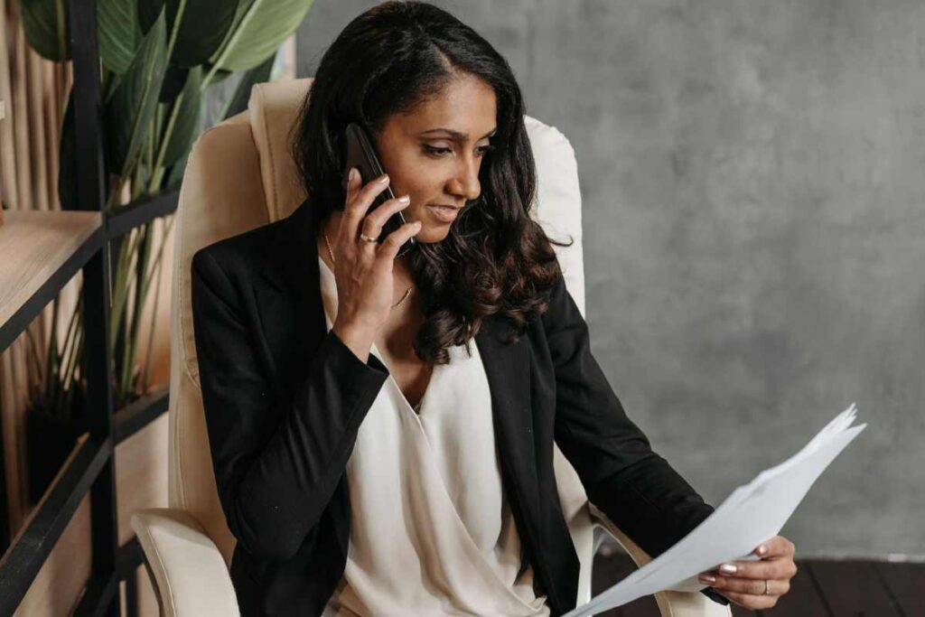 Donna al telefono - prestiti.com