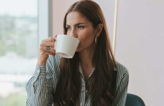 Donna che beve una tazza di caffè