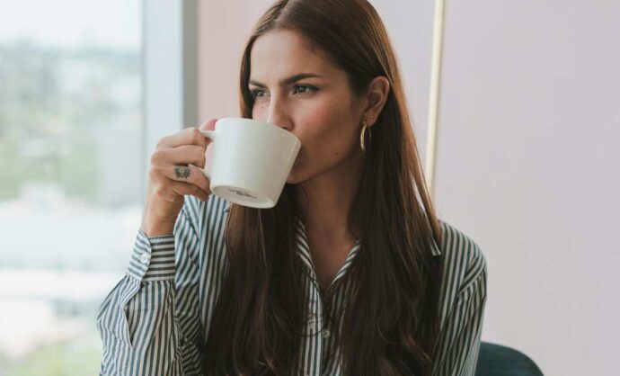 Donna che beve una tazza di caffè