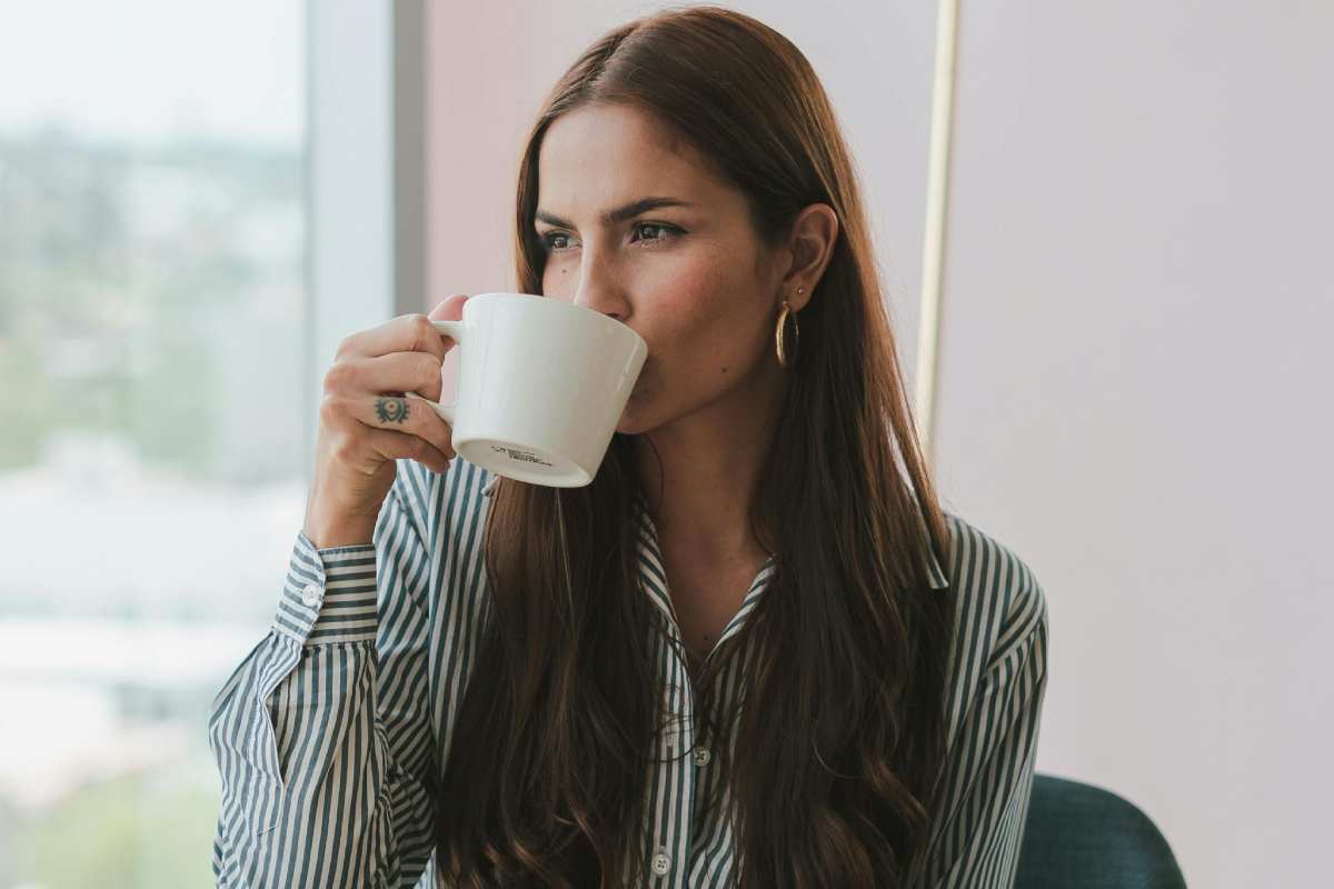 Donna che beve una tazza di caffè