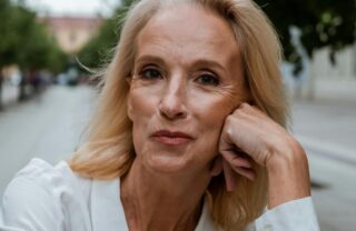 Una signora anziana che sorride