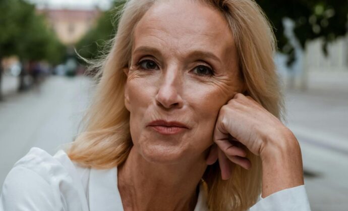 Una signora anziana che sorride