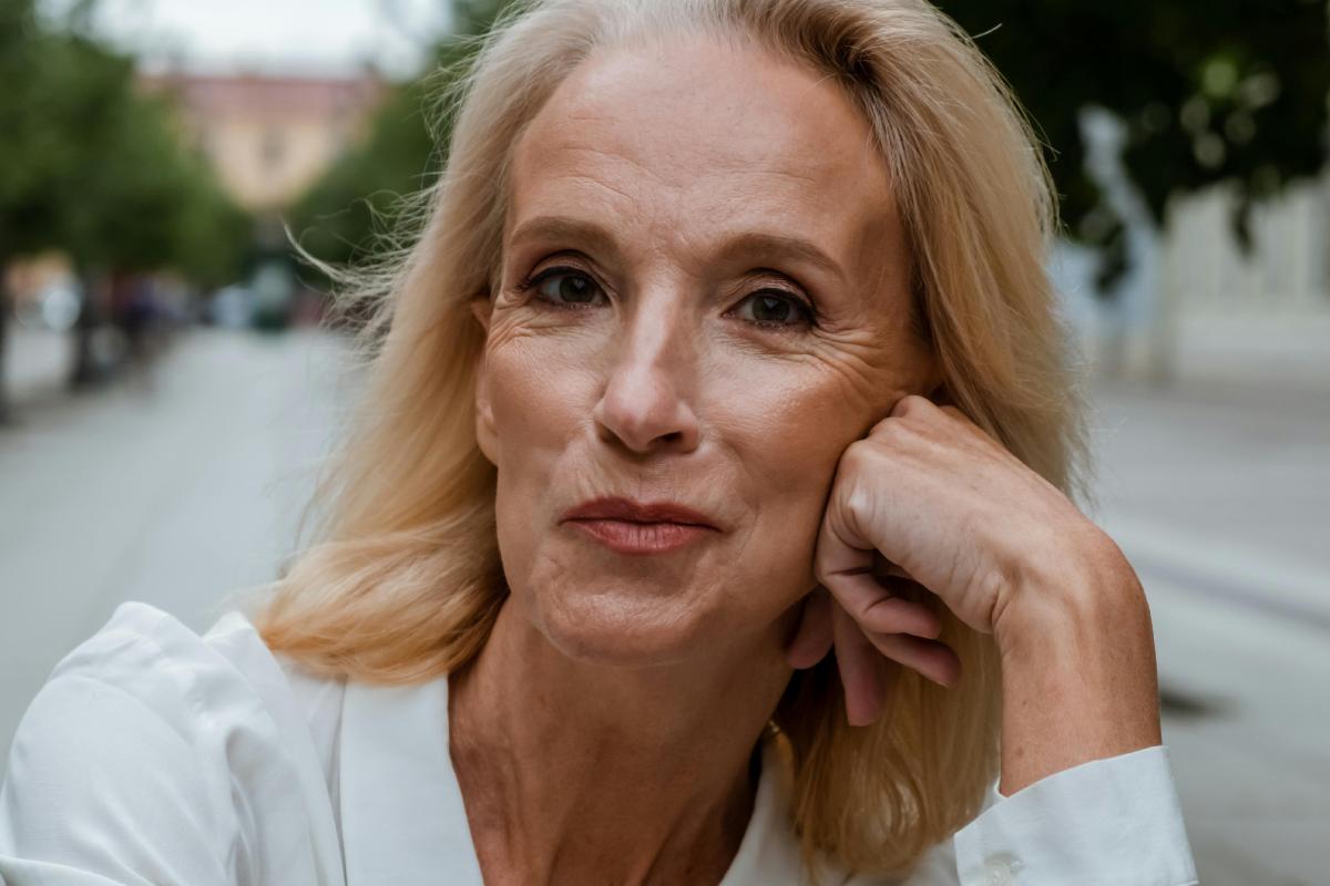 Una signora anziana che sorride