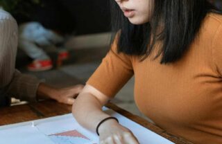 Ragazza che analizza un documento