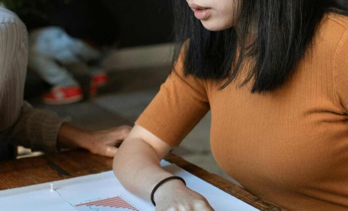 Ragazza che analizza un documento