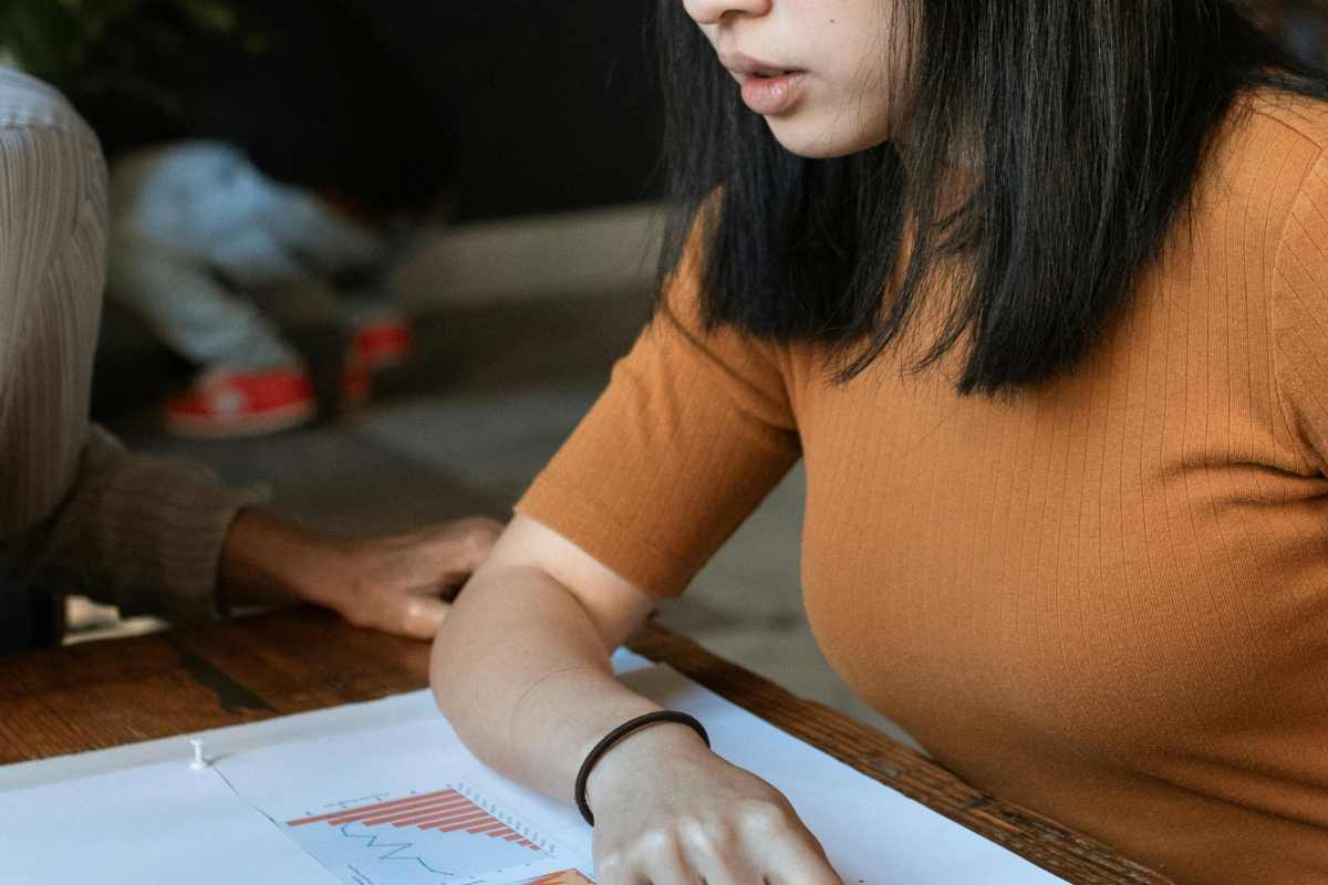 Ragazza che analizza un documento