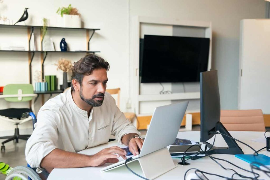 Uomo al computer - prestiti.com