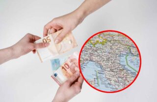 Cartina d'Italia con mani che si passano banconote
