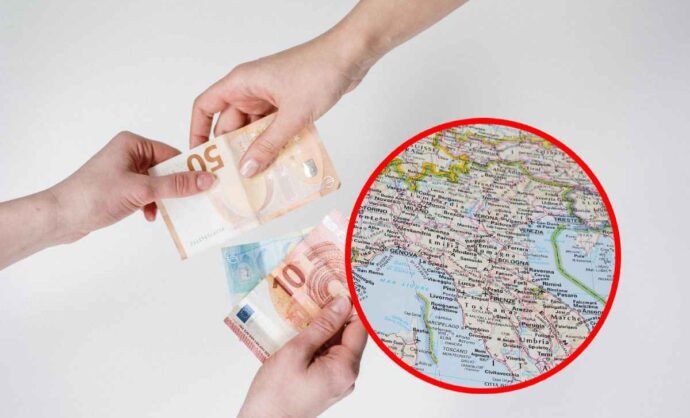 Cartina d'Italia con mani che si passano banconote
