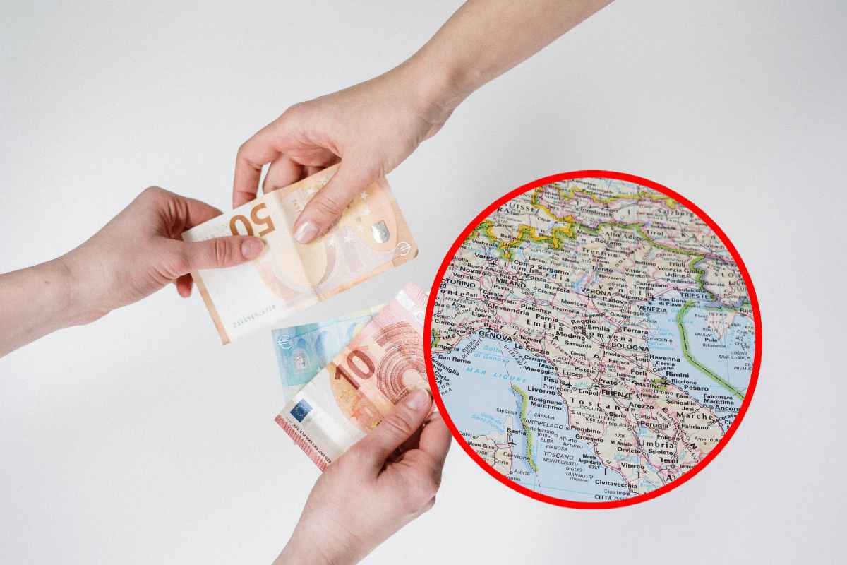 Cartina d'Italia con mani che si passano banconote