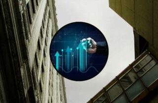 Dei palazzi con al centro una grafica di previsioni al rialzo in borsa