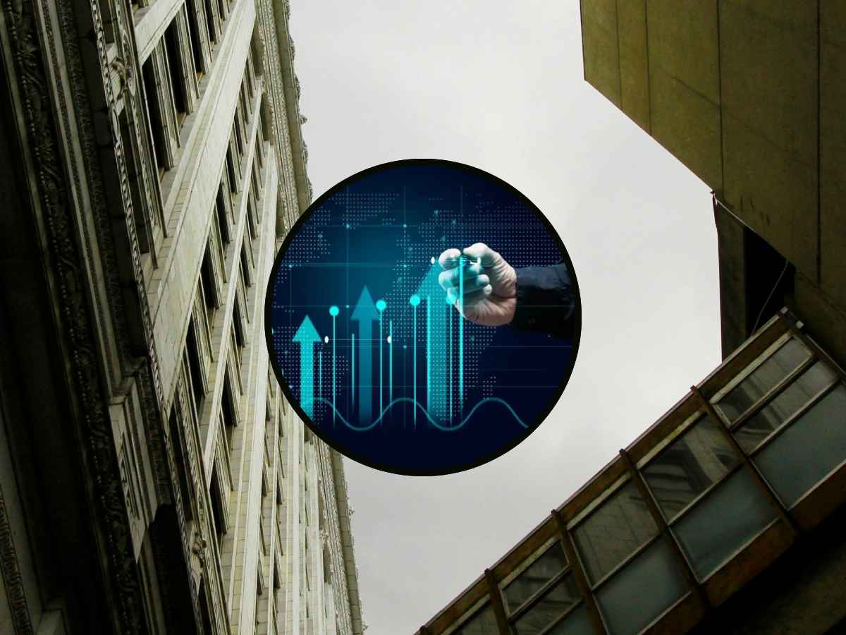 Dei palazzi con al centro una grafica di previsioni al rialzo in borsa