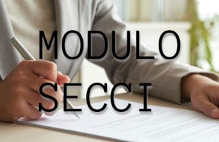 Un uomo che firma un documento con la scritta "MODULO SECCI"