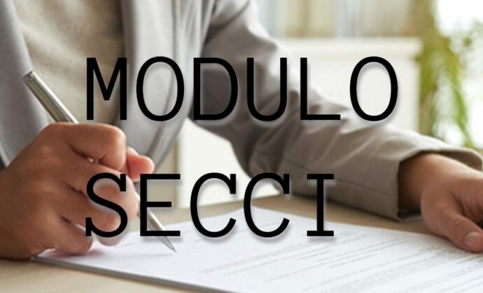 Un uomo che firma un documento con la scritta "MODULO SECCI"