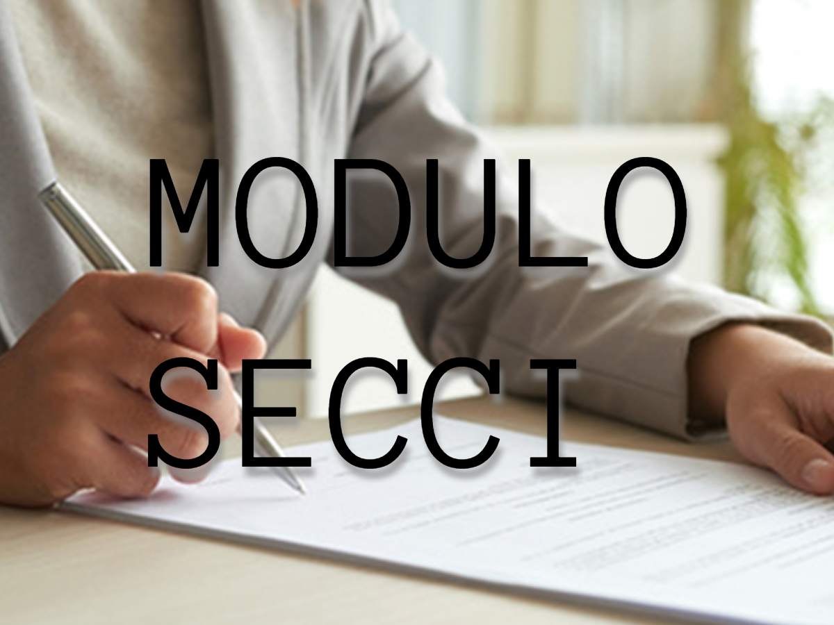 Un uomo che firma un documento con la scritta "MODULO SECCI"