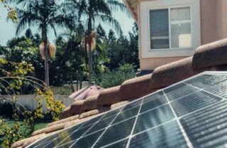 Pannelli fotovoltaici sul tetto di una casa