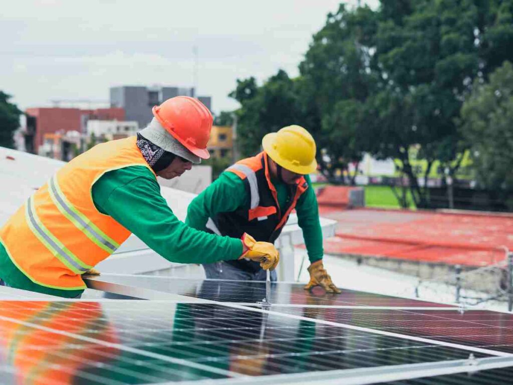Operai che montano dei pannelli fotovoltaici - prestiti.com