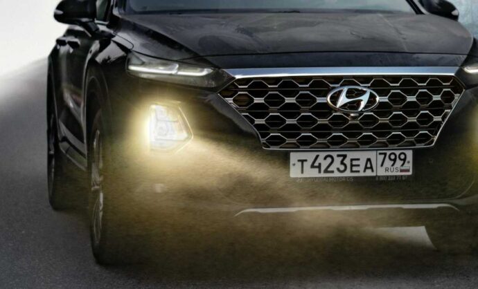 Auto berlina nera con fari accesi