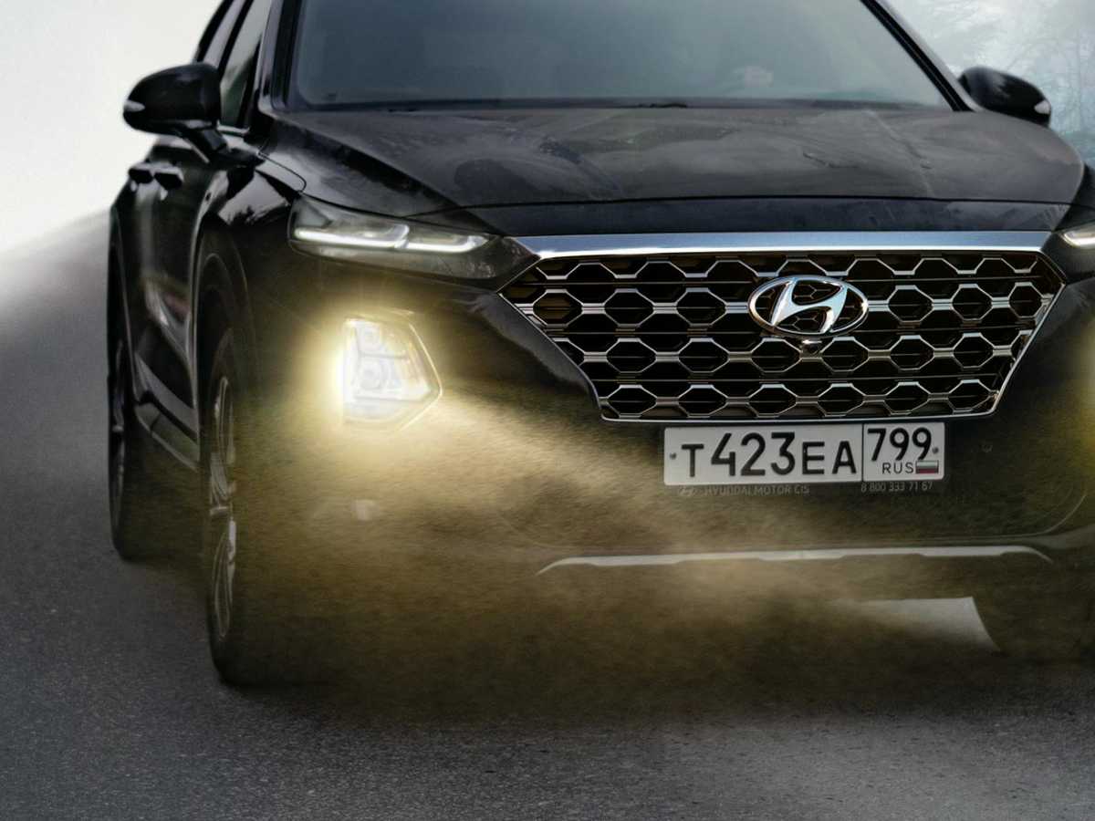 Auto berlina nera con fari accesi