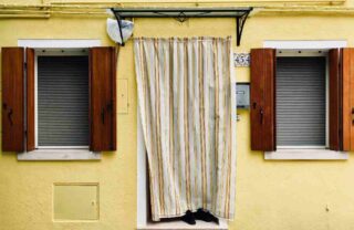 Casa con una tendina davanti alla porta d'ingresso