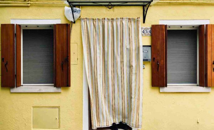 Casa con una tendina davanti alla porta d'ingresso