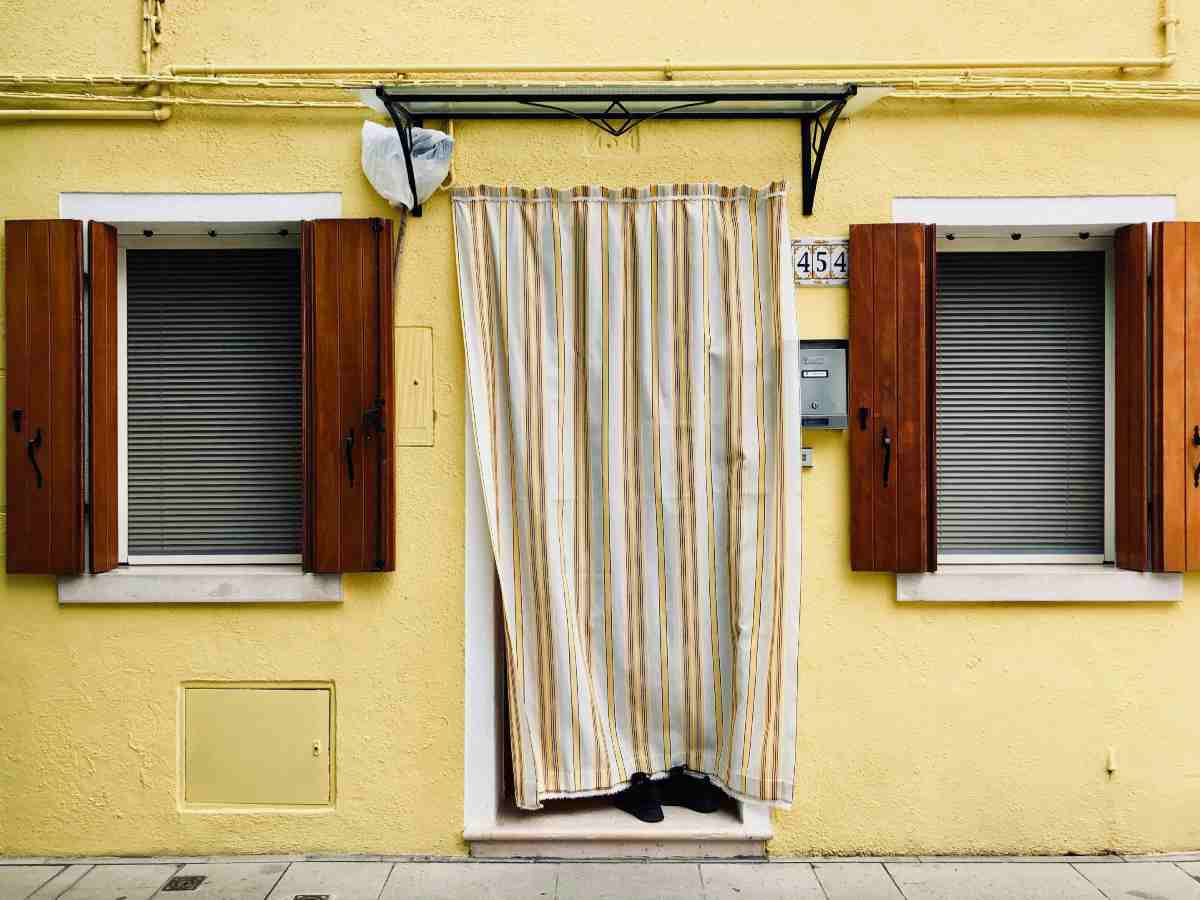 Casa con una tendina davanti alla porta d'ingresso