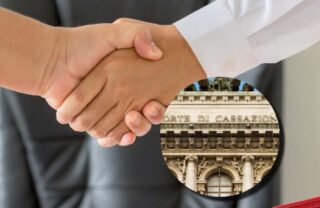 Una stretta di mano e il palazzo della Cassazione