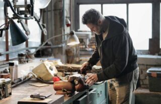 Libero professionista al lavoro in un'officina