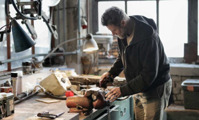Libero professionista al lavoro in un'officina