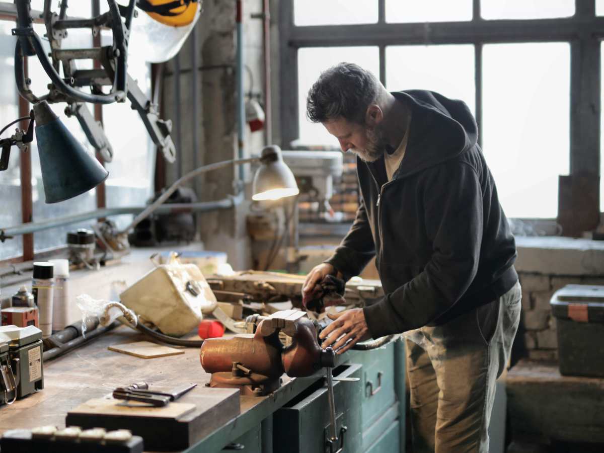Libero professionista al lavoro in un'officina