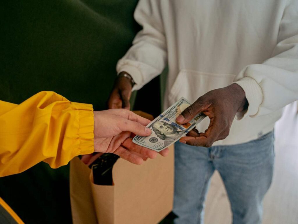 Passaggio di soldi da una mano all'altra - prestiti.com