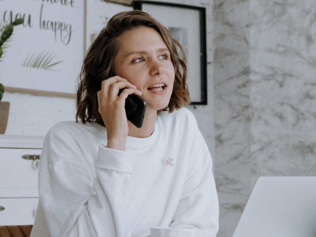 Ragazza al telefono - presiti.com