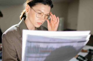 Ragazza che legge un giornale