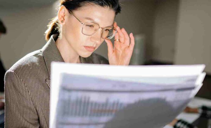 Ragazza che legge un giornale