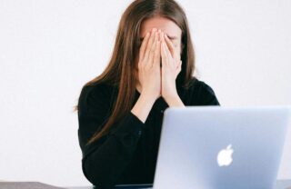 Lavoratrice con le mani sul volto