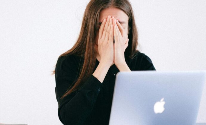 Lavoratrice con le mani sul volto