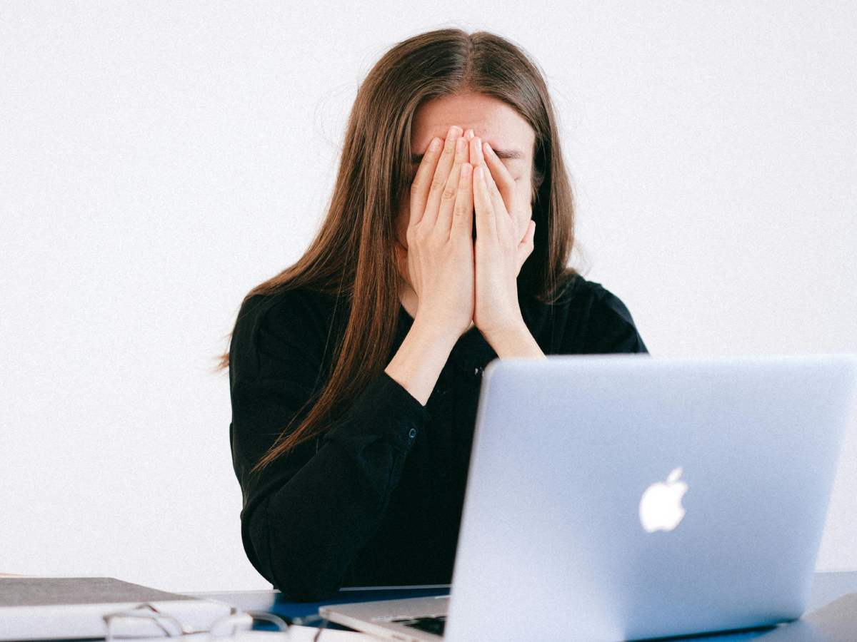 Lavoratrice con le mani sul volto