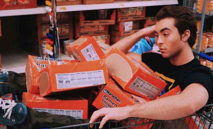 Ragazzo steso in un carrello