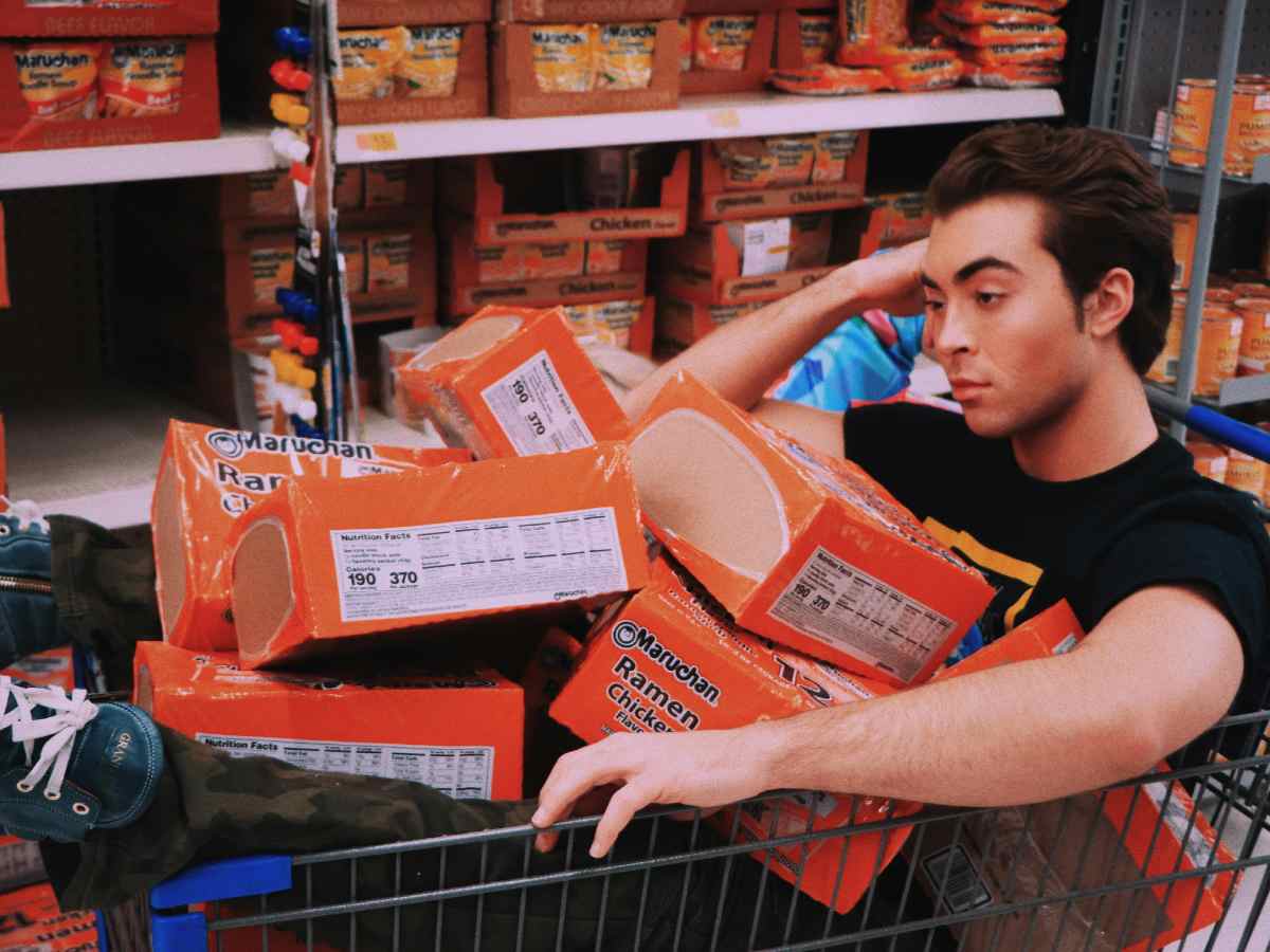 Ragazzo steso in un carrello