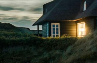 Una villetta con una luce proveniente da una stanza